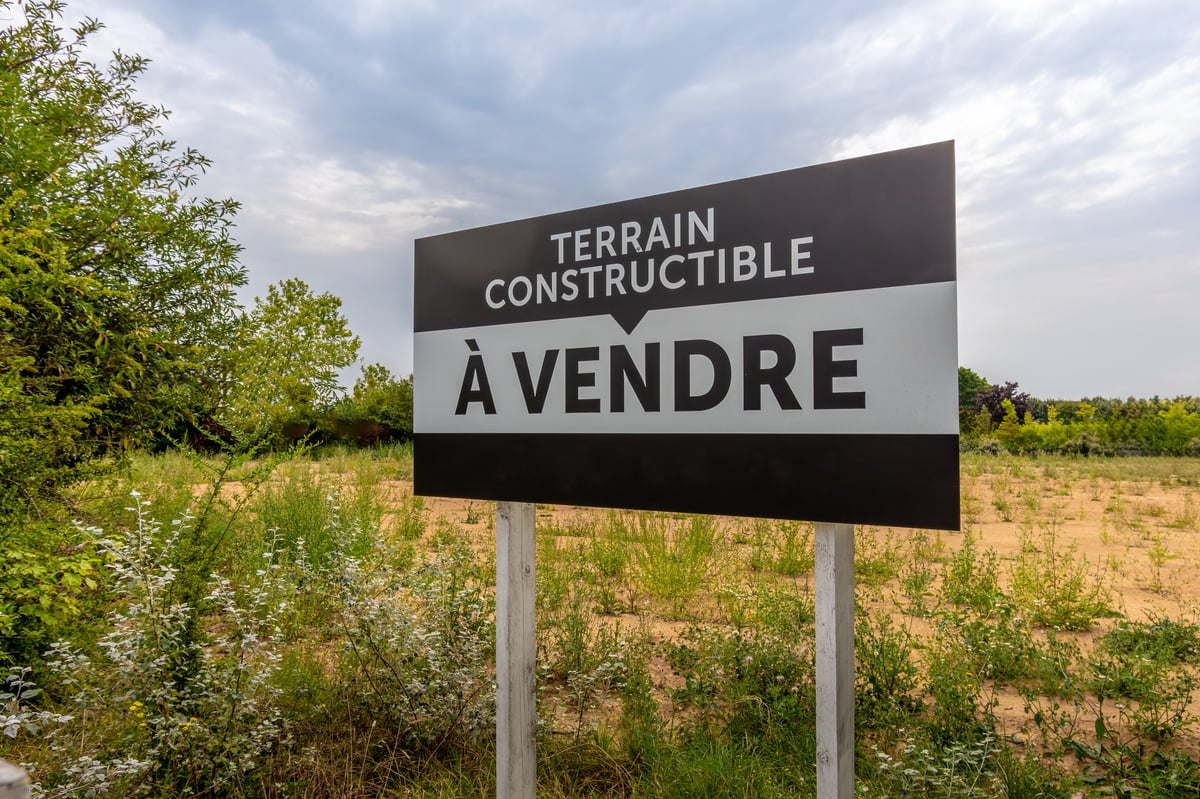 Building land for sale sign